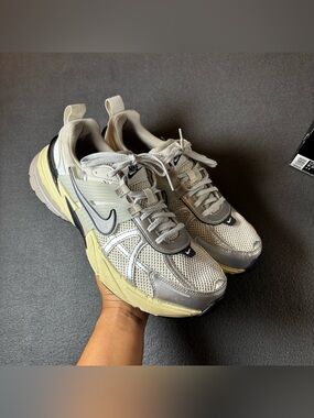Nike Men's V2K Run Pure Platinum Metallic Silver Size 9